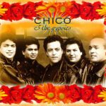 Band Chico and the gypsies in Lederjacken und kurzen dunklen Haaren, das Bild hat einen Rand aus roten Rosen und gelben Blumen