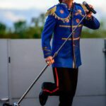 Sänger Falco Forever performt auf einer Bühne mit einem Standmikrofon in der Hand