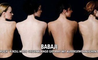 Band Babaji mit oberkörperfreiem Rücken blicken alle nach rechts