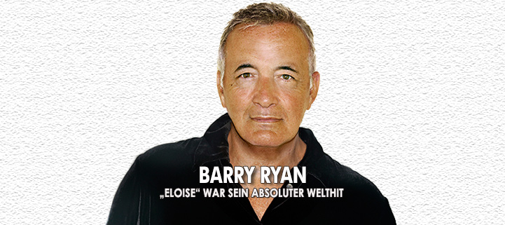 Sänger Barry Ryan vor weißem Hintergrund in einem schwarzen Hemd, er ist gebräunt