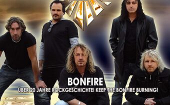 Band Bonfire posiert in schwarzer Kleidung vor dunkelblauem und goldenen Hintergrund