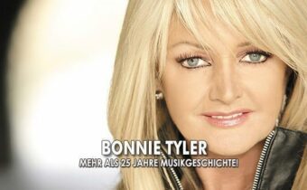 Sängerin Bonnie Tyler lächelt in die Kamera, sie hat blondes Haar und einen Pony