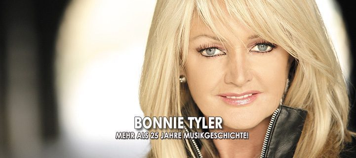 Sängerin Bonnie Tyler lächelt in die Kamera, sie hat blondes Haar und einen Pony