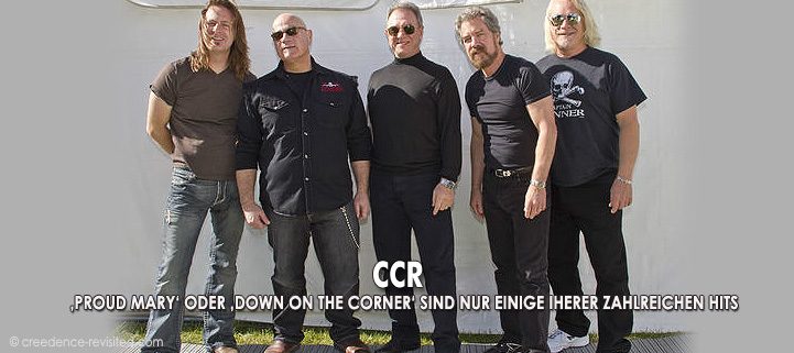 Band CCR, Männer stehen in einer Reihe in dunkler Kleidung vor einem weißen Hintergrund