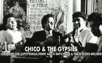 Band Chico and the Gypsies, schwarz-weiß Bild mit den Mitgliedern, sie spielen Gitarre und singen