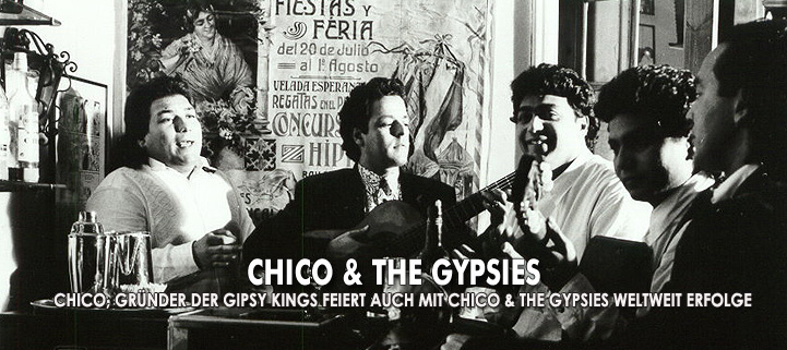 Band Chico and the Gypsies, schwarz-weiß Bild mit den Mitgliedern, sie spielen Gitarre und singen
