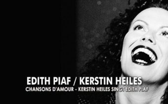 Sängerin Edith Piaf in schwarz-weiß, sie hat dunkle Lippen und dunkle gelockte Haare