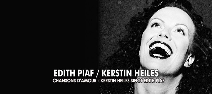 Sängerin Edith Piaf in schwarz-weiß, sie hat dunkle Lippen und dunkle gelockte Haare