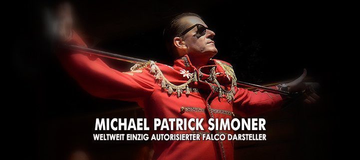 Sänger Falco Forever auf schwarzem Hintergrund mit roter Kleidung, er trägt eine Sonnenbrille und hält auf den Schultern ein Standmikrofon