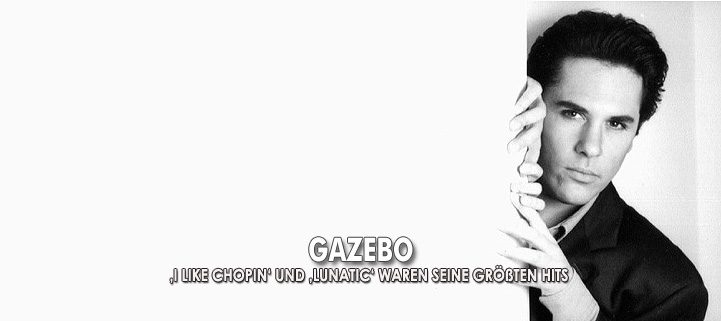 Sänger Gazebo in schwarz-weiß mit einem dunklen Anzug, er blickt hinter einer Wand hervor