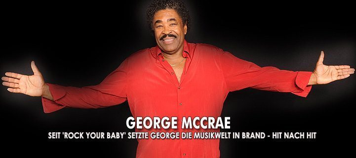 Sänger George McCrae vor schwarzem Hintergrund in einem roten Hemd