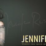 Sängerin Jennifer Rush vor dunklem Hintergrund in einem hellen silbernen Kleid