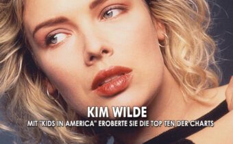 Banner der Sängerin Kim Wilde mit der Aufschrift: "mit 'Kids in America' eroberte die die Top Ten der Chats"