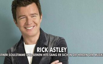 Banner von Sänger Rick Astley mit der Aufschrift: "mit seiner Soulstimme und seinen Hits sang er sich in die Herzen der Musikfans"