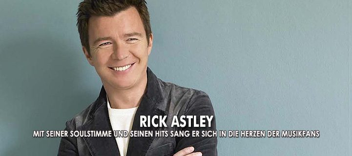 Banner von Sänger Rick Astley mit der Aufschrift: "mit seiner Soulstimme und seinen Hits sang er sich in die Herzen der Musikfans"