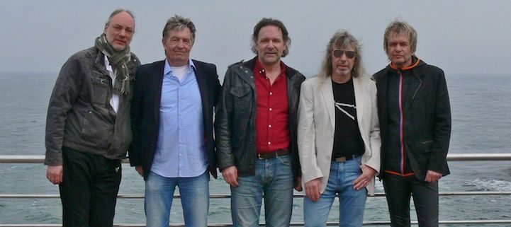 Bandmitglieder der Smokie Revival Band nebeneinander, im Hintergrund das Meer