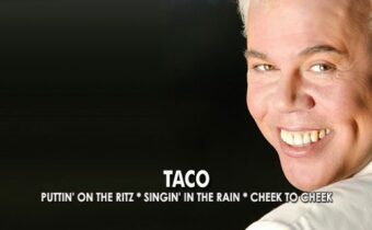Banner von Sänger Taco mit der Aufschrift: "puttin' on the ritz * singin' in the rain * cheek to cheek"