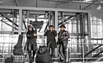 Die Band Londonbeat in Schwarzen Klamotten bei schwarz weißer Umgebung