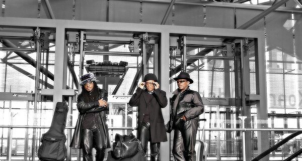 Die Band Londonbeat in Schwarzen Klamotten bei schwarz weißer Umgebung