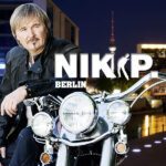 Sänger Nik P. in Lederjacke sitzend auf Motorrad