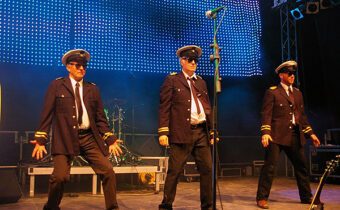 Die Band Sailor im Piloten-Outfit auf der Bühne