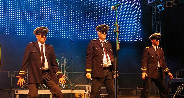Die Band Sailor im Piloten-Outfit auf der Bühne